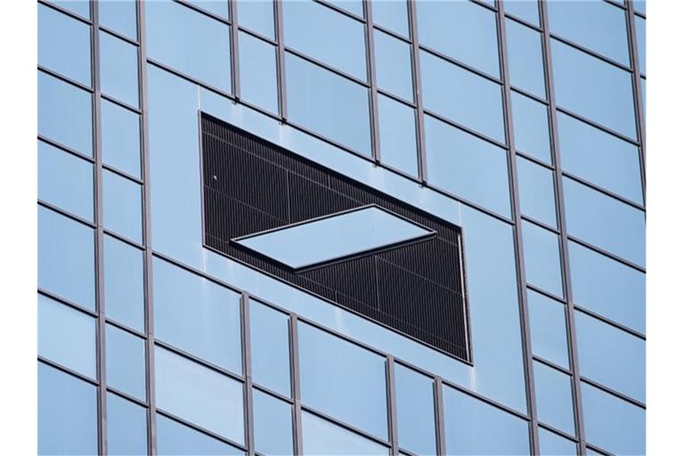 Das Logo der Deutschen Bank an der Firmenzentrale des Finanzkonzerns in Frankfurt. Foto: Silas Stein/dpa