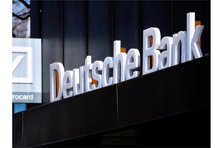 Das Logo der Deutschen Bank an einer Filiale. Foto: Hauke-Christian Dittrich/dpa