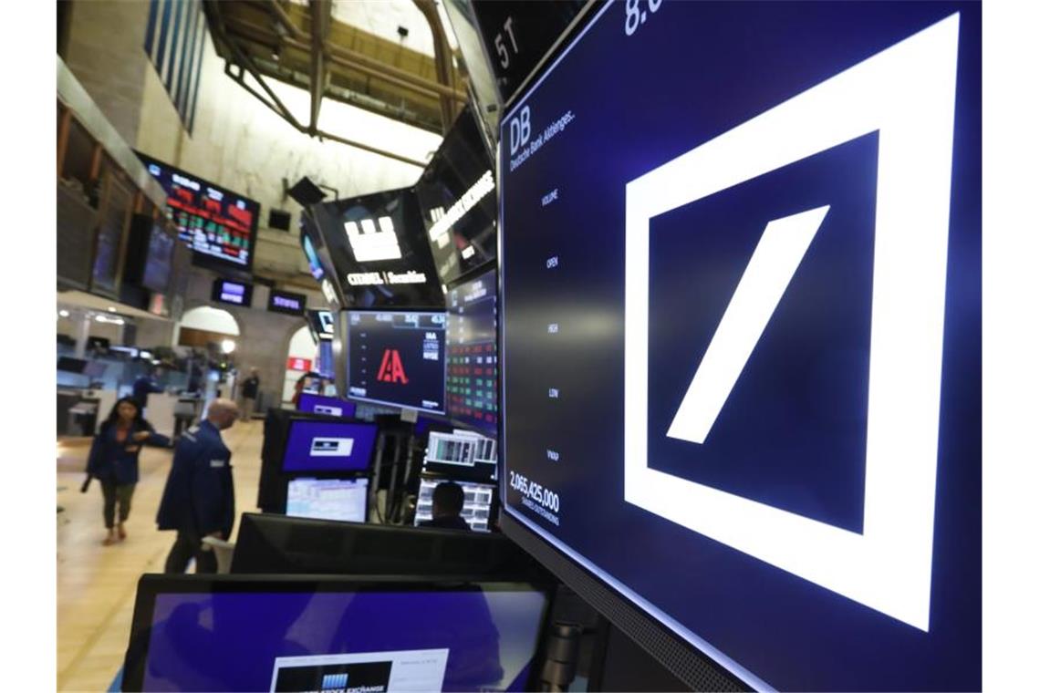 Das Logo der Deutschen Bank in der New York Stock Exchange. Foto: Richard Drew/AP/dpa