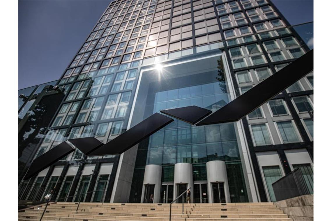 Das Logo der Deutschen Börse vor der Unternehmenszentrale in Eschborn bei Frankfurt. Foto: Frank Rumpenhorst/dpa