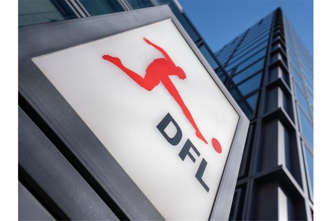 Das Logo der Deutschen Fußball Liga (DFL) am Eingang zur Zentrale. Foto: Frank Rumpenhorst/dpa