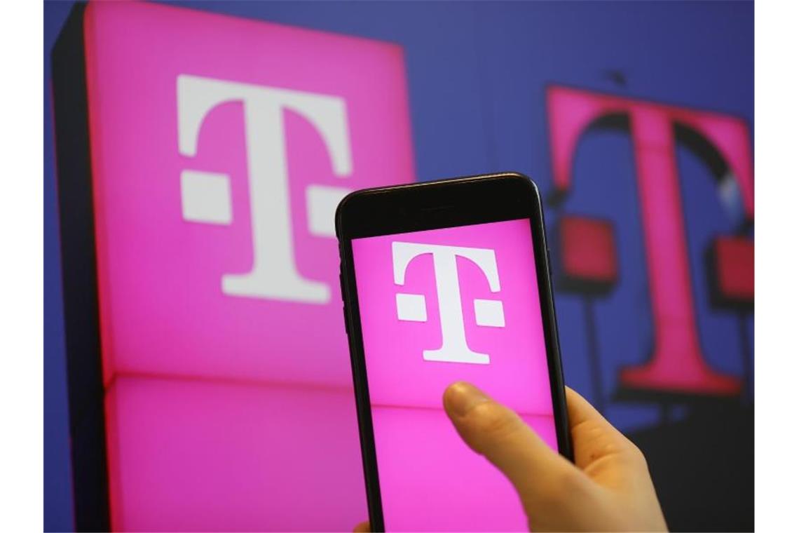 Das Logo der Deutschen Telekom ist auf dem Bildschirm eines iPhones zu sehen. Foto: Oliver Berg/dpa