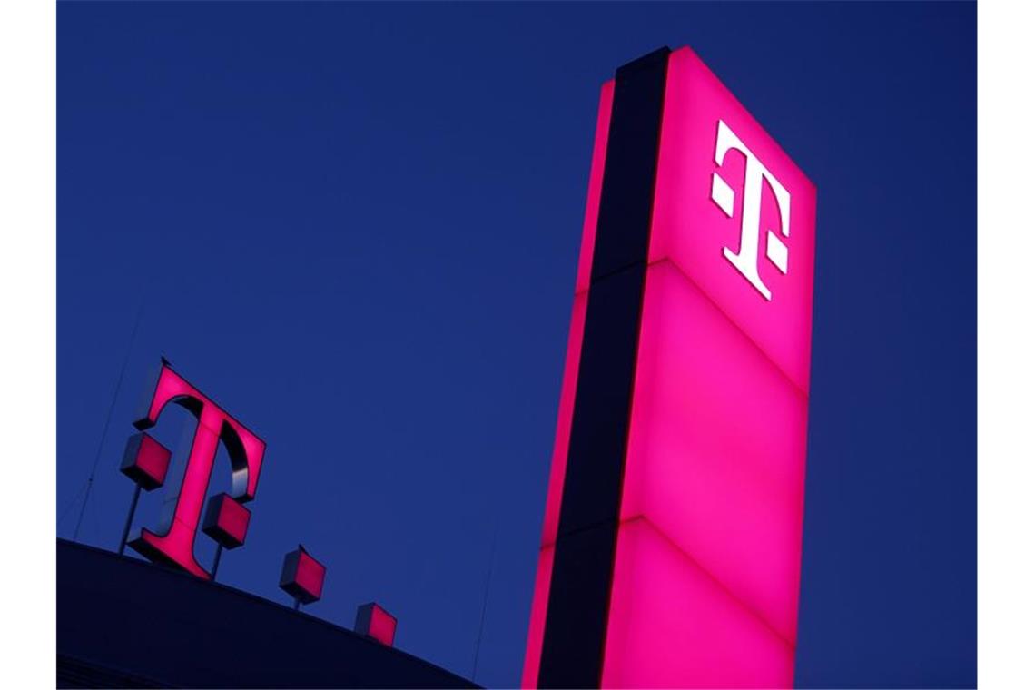 Das Logo der Deutschen Telekom leuchtet auf dem Dach der Unternehmenszentrale in Bonn. Foto: Oliver Berg/dpa
