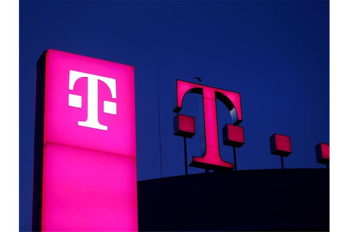 Das Logo der Deutschen Telekom leuchtet auf dem Dach der Unternehmenszentrale in BOnn. Foto: Oliver Berg/dpa