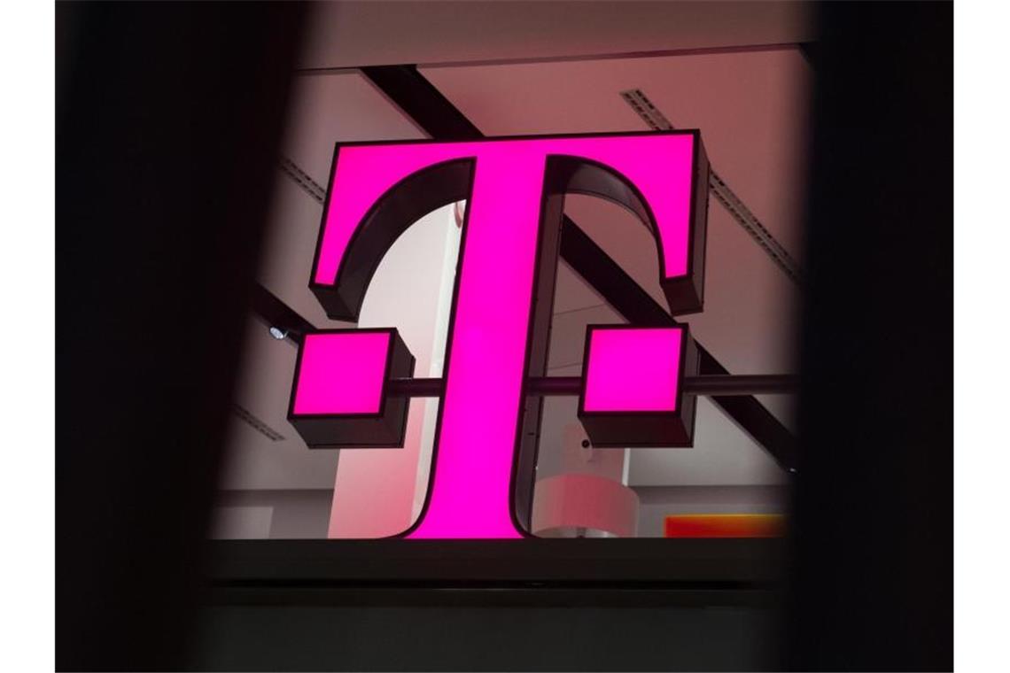 Das Logo der Deutschen Telekom steht in einer Verkaufsfiliale des Unternehmens in der Kölner Innenstadt. Foto: Rainer Jensen/dpa