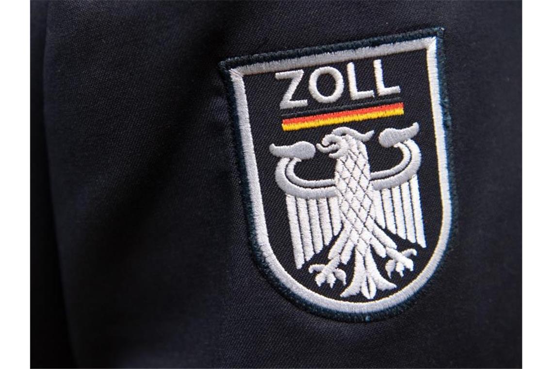 Das Logo der deutschen Zollbehörde während einer Pressekonferenz an einer Uniform. Foto: Ralf Hirschberger/Archiv