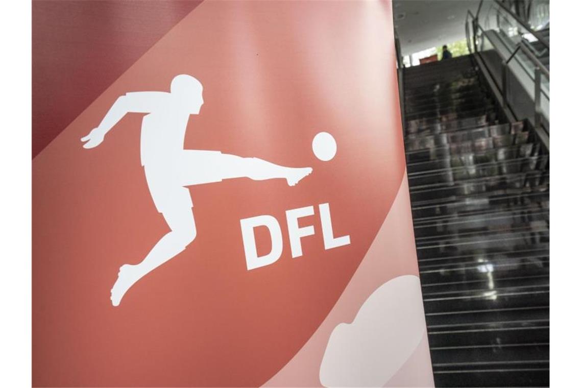 DFL zur Quarantäne-Problematik: „Beobachten permanent“ Das Logo der DFL Deutsche Fußball Liga GmbH ist zu sehen. Foto: Frank Rumpenhorst/dpa/Archivbild