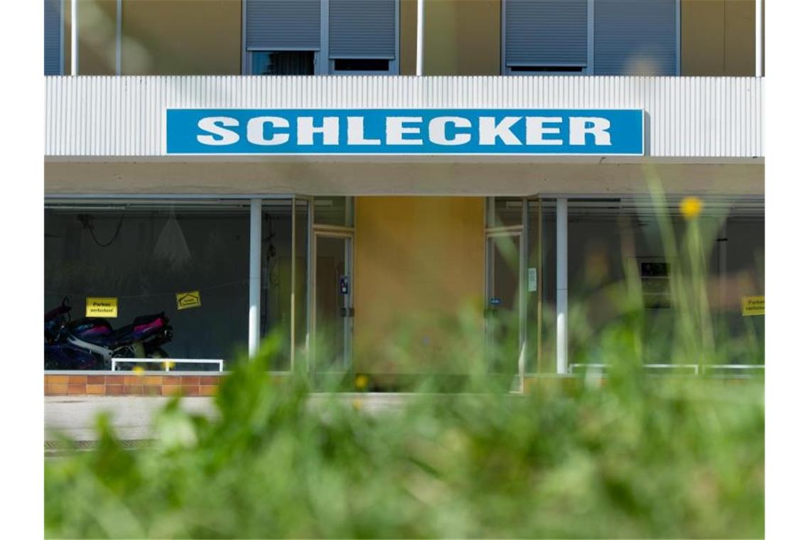 Das Logo der Drogerie-Kette "Schlecker" ist an einer ehemaligen Filiale zu sehen. Foto: Matthias Balk/Archivbild