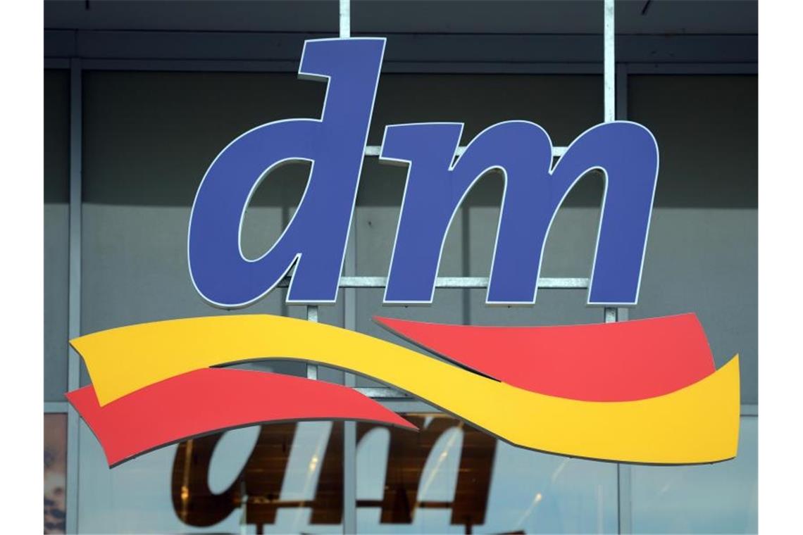Das Logo der Drogeriemarktkette dm. Foto: Uli Deck/dpa/Archivbild