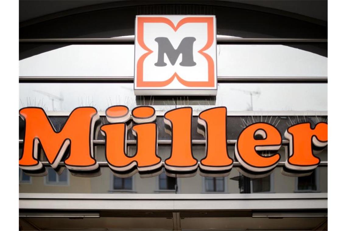Das Logo der Drogeriemarktkette Müller ist über einer Filiale zu sehen. Foto: Sina Schuldt/dpa/Archivbild