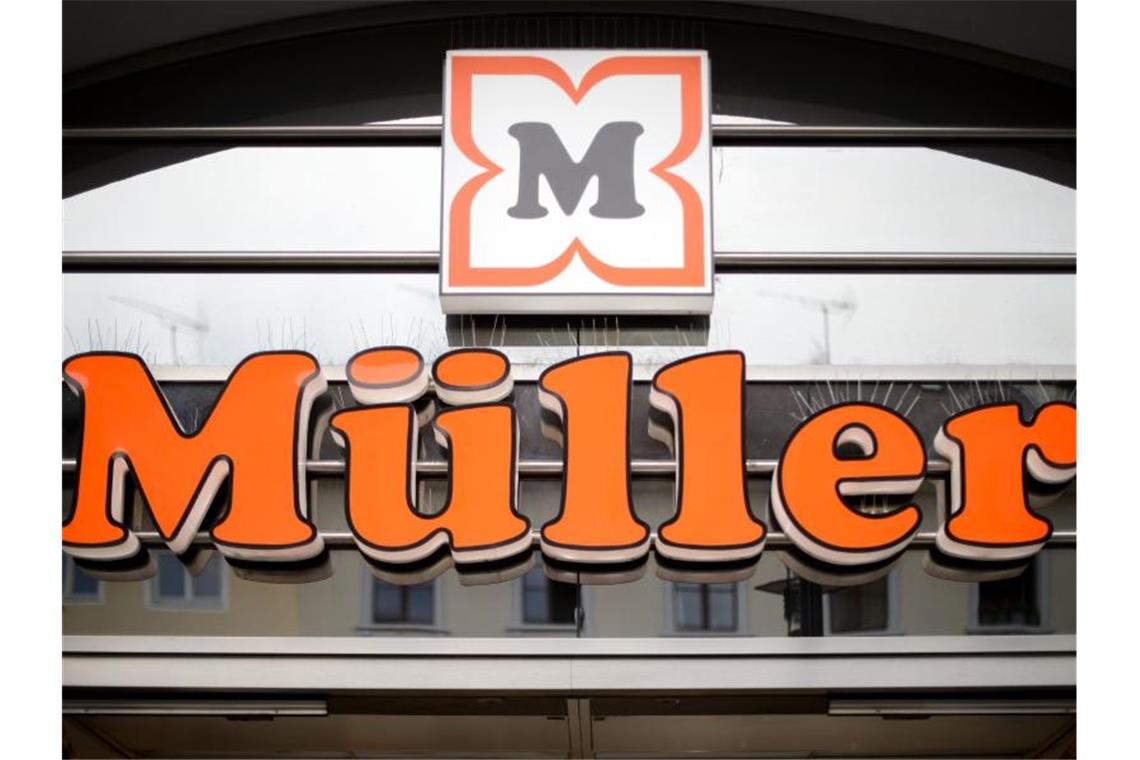 Trotz Einzelhandels-Lockdown: Müller verkauft alle Waren Das Logo der Drogeriemarktkette Müller ist über einer Filiale zu sehen. Foto: Sina Schuldt/dpa/Archivbild