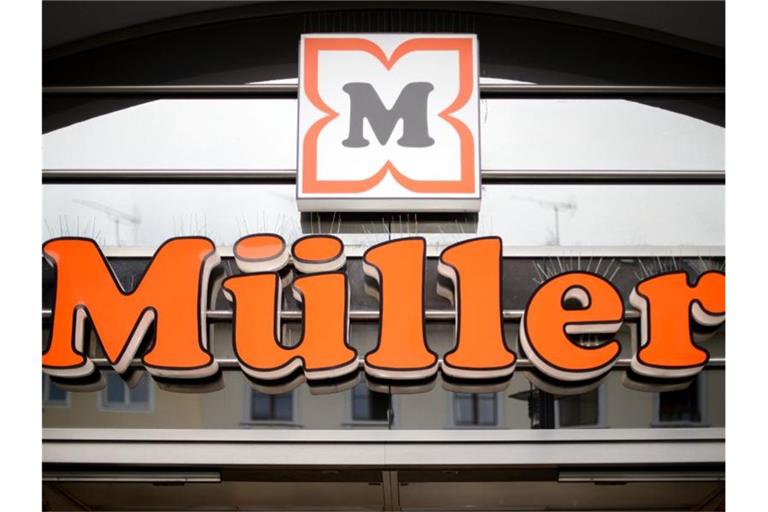 Das Logo der Drogeriemarktkette Müller ist über einer Filiale zu sehen. Foto: Sina Schuldt/dpa/Archivbild