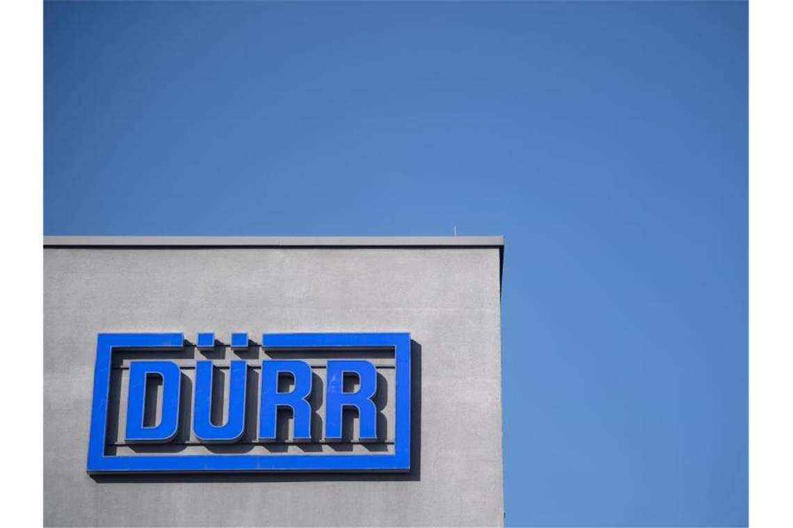 Dürr muss trotz Lichts am Ende des Tunnels sparen Das Logo der Dürr AG an der Fassade des Hauptsitzes des Unternehmens. Foto: Marijan Murat/dpa/Archivbild