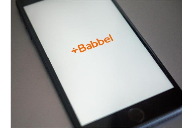 Das Logo der E-Learning-Plattform Babbel ist auf dem Bildschirm eines Smartphones zu sehen. Foto: Fernando Gutierrez-Juarez/dpa-Zentralbild/dpa