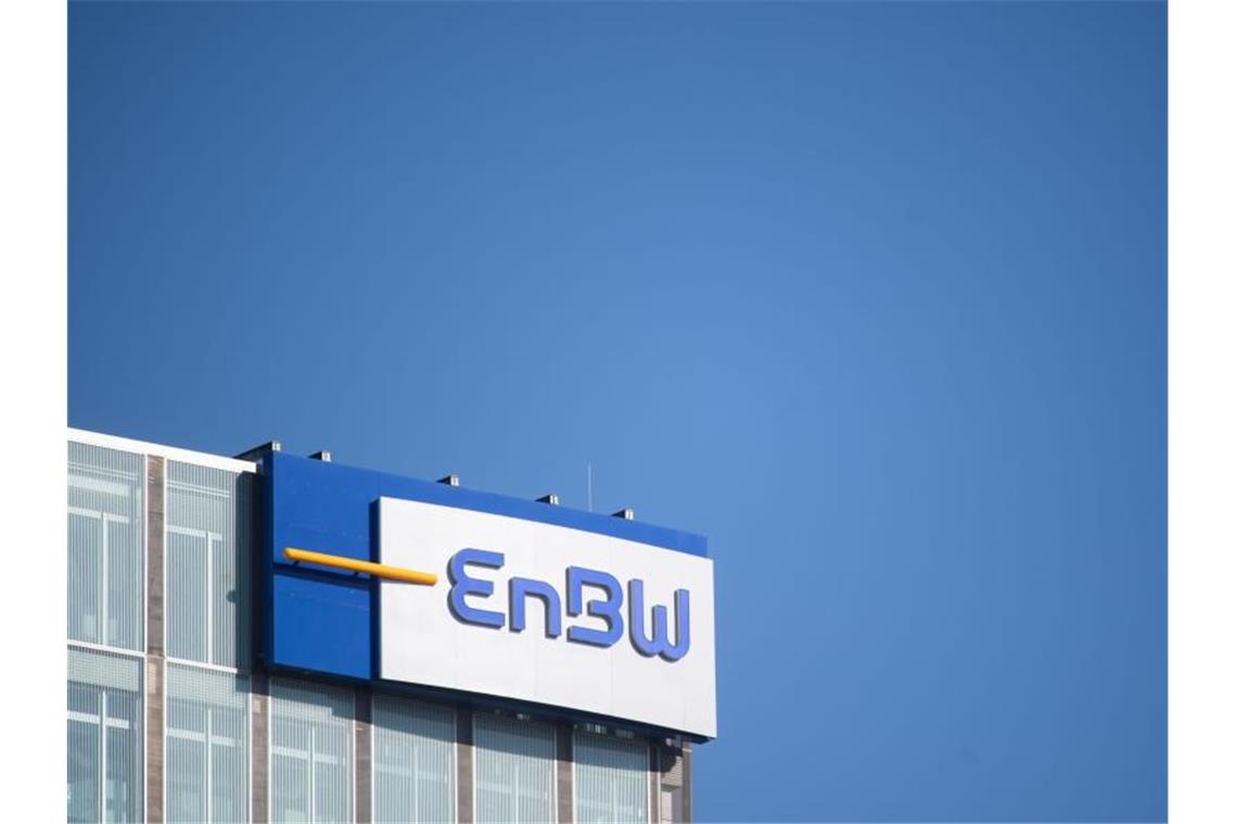 Das Logo der EnBW ist an einem Verwaltungsgebäude des Energiekonzerns zu sehen. Foto: Marijan Murat/Archivbild