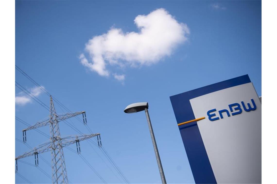 Das Logo der EnBW ist vor dem Energiekonzern zu sehen. Foto: Marijan Murat/dpa