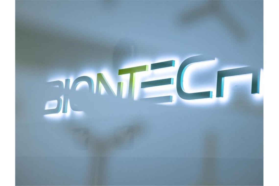 Das Logo der Firma Biontech am neuen Produktionsstandort in Marburg. Foto: Boris Roessler/dpa