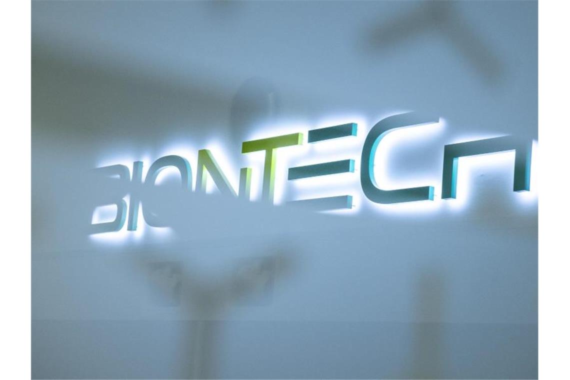 Vorwürfe gegen Studie von Biontech/Pfizer Das Logo der Firma Biontech am neuen Produktionsstandort in Marburg. Foto: Boris Roessler/dpa