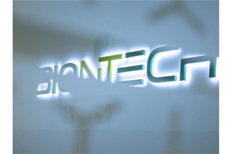 Das Logo der Firma Biontech am neuen Produktionsstandort in Marburg. Foto: Boris Roessler/dpa