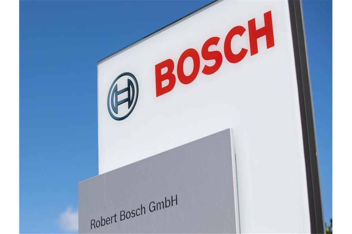 Das Logo der Firma Bosch ist am Werksgelände zu sehen. Foto: Tom Weller/dpa/Archivbild