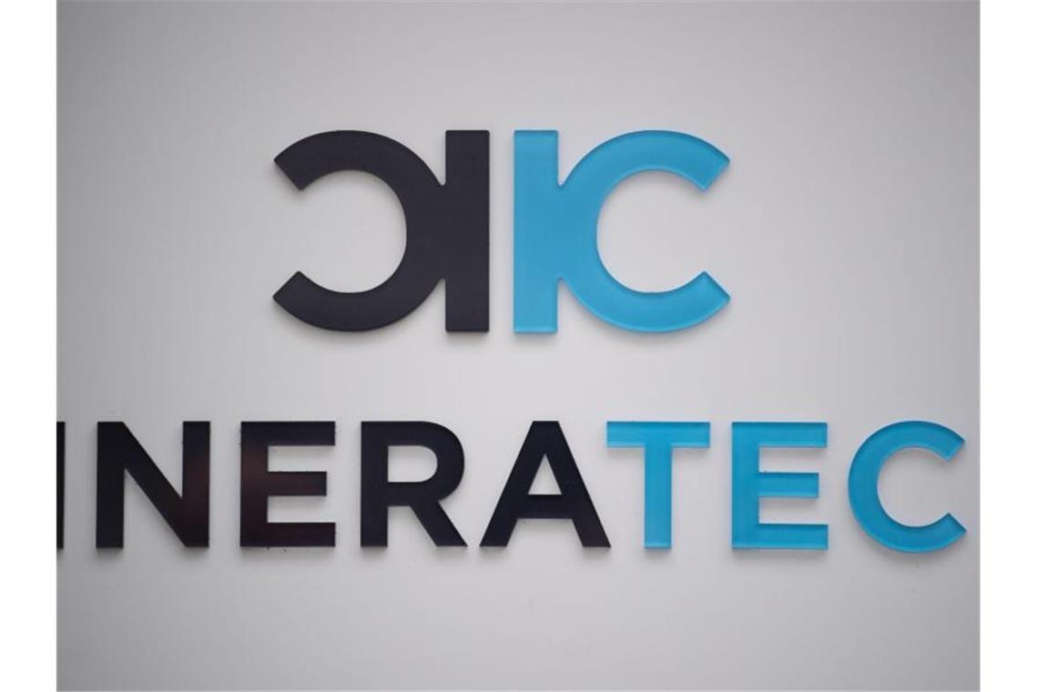 Ineratec sammelt Kapital für E-Kerosin-Anlage ein Das Logo der Firma Ineratec ist auf einer Forschungsanlage zu sehen. Foto: Marijan Murat/dpa/Symbolbild