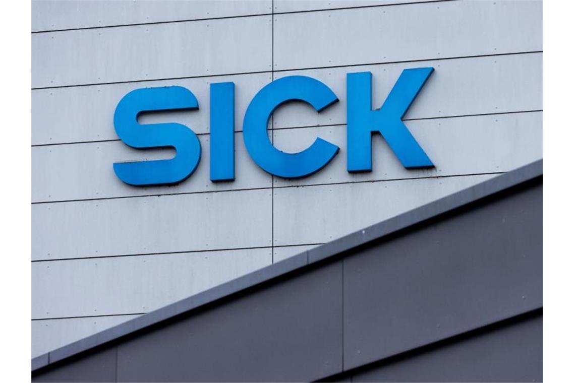 Das Logo der Firma Sick ist an einem Gebäude zu sehen. Foto: Philipp von Ditfurth/dpa