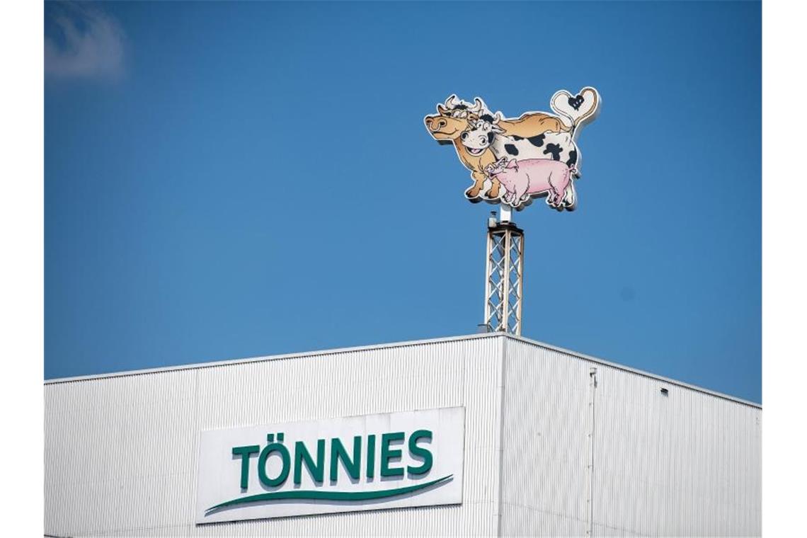 Das Logo der Firma Tönnies. Foto: Guido Kirchner/dpa/Symbolbild