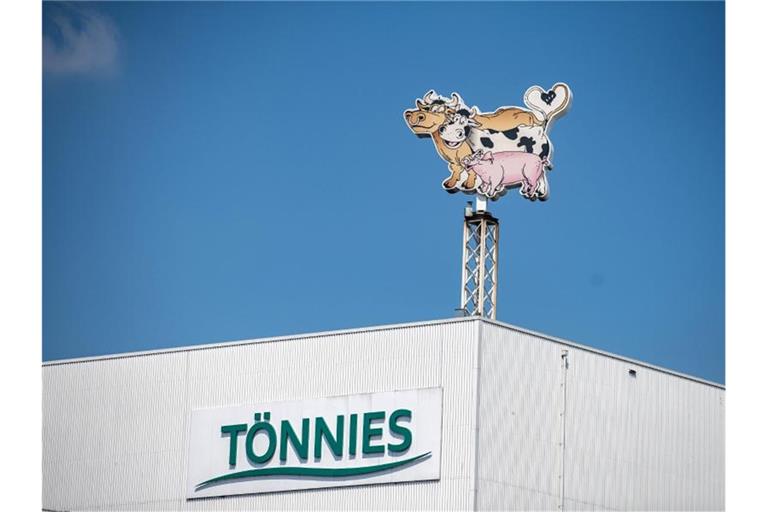 Das Logo der Firma Tönnies. Foto: Guido Kirchner/dpa/Symbolbild