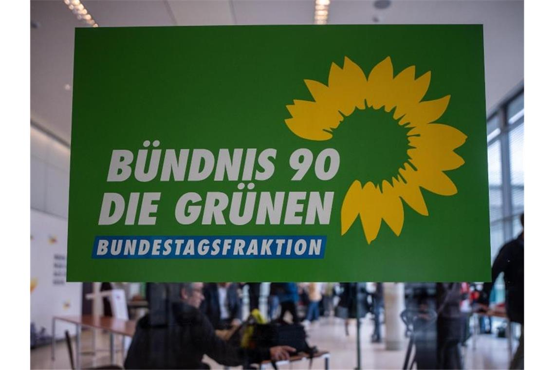 Das Logo der Fraktion von Bündnis90/Die Grünen im Deutschen Bundestag. Foto: Michael Kappeler/dpa/Symbolbild