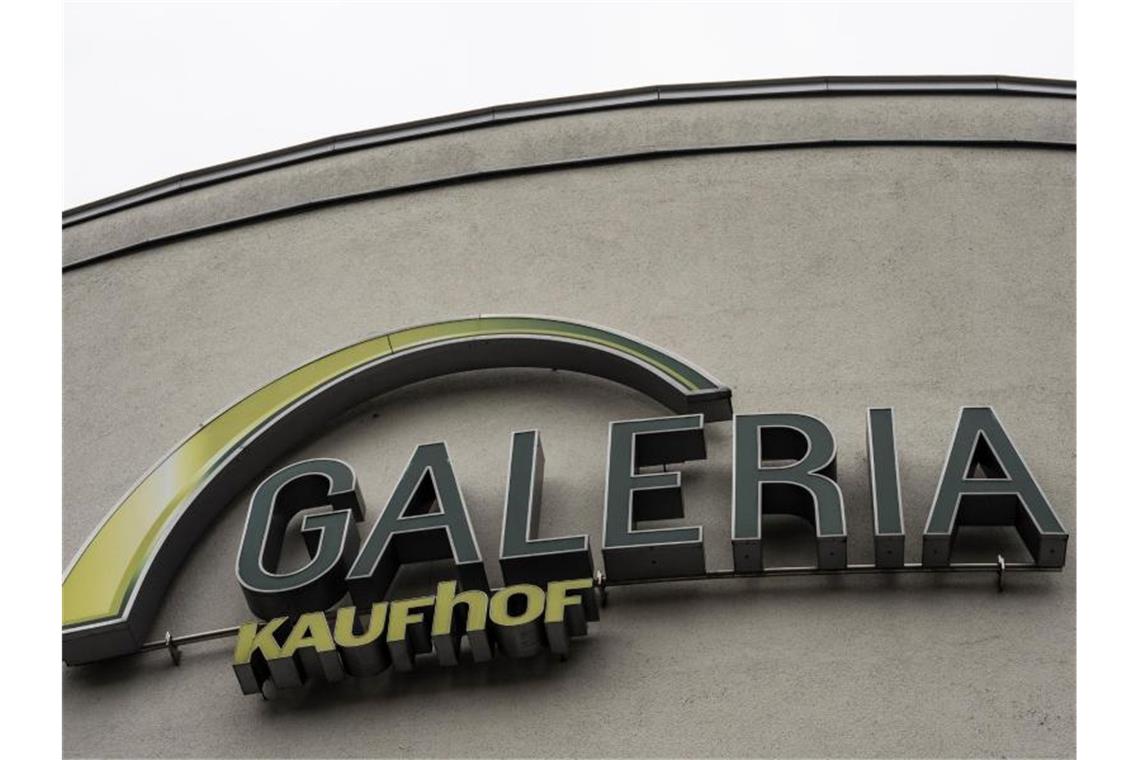 Das Logo der Galeria Kaufhof an der Fassade eines Einkaufzentrums. Foto: Paul Zinken/dpa
