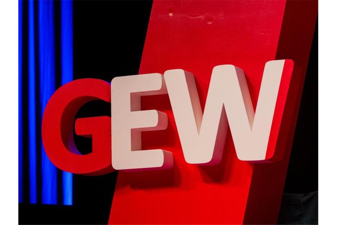 Das Logo der „GEW“ hängt an einer Stele. Foto: picture alliance / Patrick Seeger/dpa/Archivbild