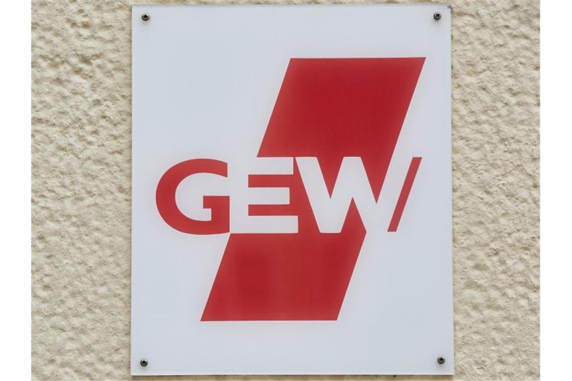 Das Logo der Gewerkschaft Erziehung und Wissen (GEW). Foto: picture alliance/dpa/Archivbild