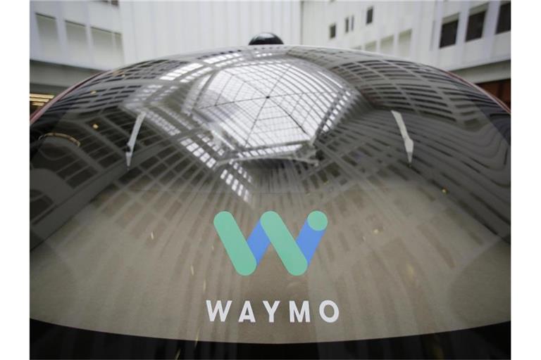 Das Logo der Google-Schwesterfirma Waymo auf der Scheibe eines fahrerlosen Autos. Waymo hat die Zahl ihrer selbstfahrenden Autos in Kalifornien im 2021 stark gesteigert. Foto: Eric Risberg/AP/dpa