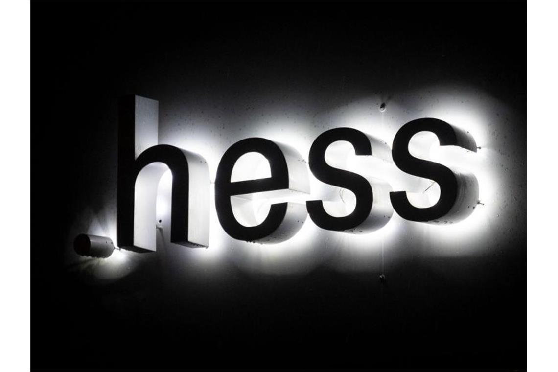 Vorschlag für Einigung im Hess-Prozess angenommen Das Logo der Hess AG ist am ehemaligen Hauptsitz zu sehen. Foto: Marijan Murat/dpa/Archivbild