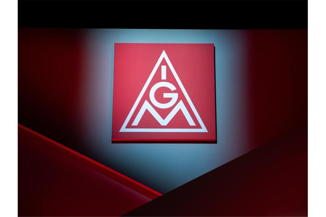 IG Metall: Tarifabschluss von NRW für Südwesten übernehmen Das Logo der IG Metall hängt über einer Bühne. Foto: Daniel Karmann/dpa/Symbolbild