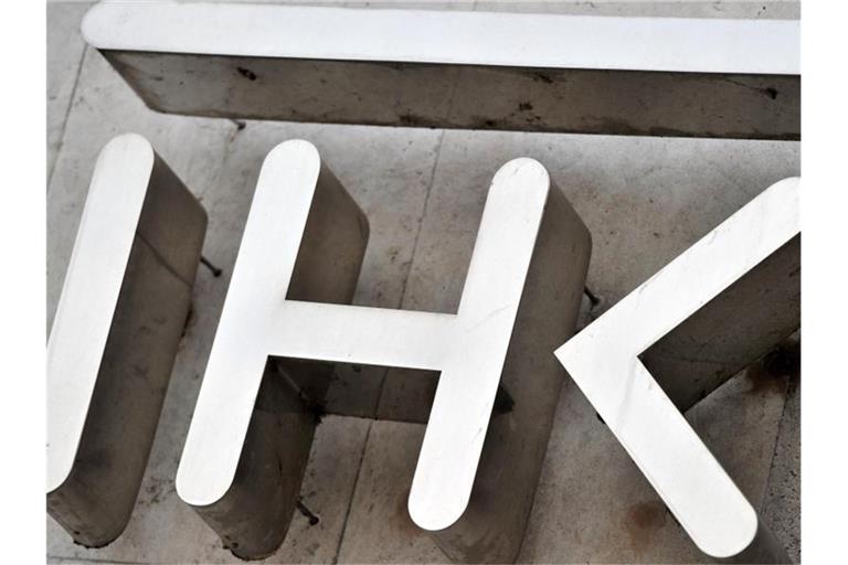 Das Logo der Industrie- und Handelskammer. Foto: Hendrik Schmidt/dpa-Zentralbild/dpa/Archivbild