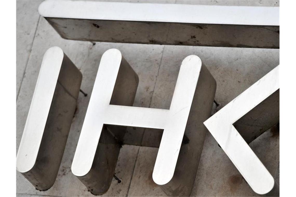 Das Logo der Industrie- und Handelskammer (IHK). Foto: Hendrik Schmidt/Archivbild
