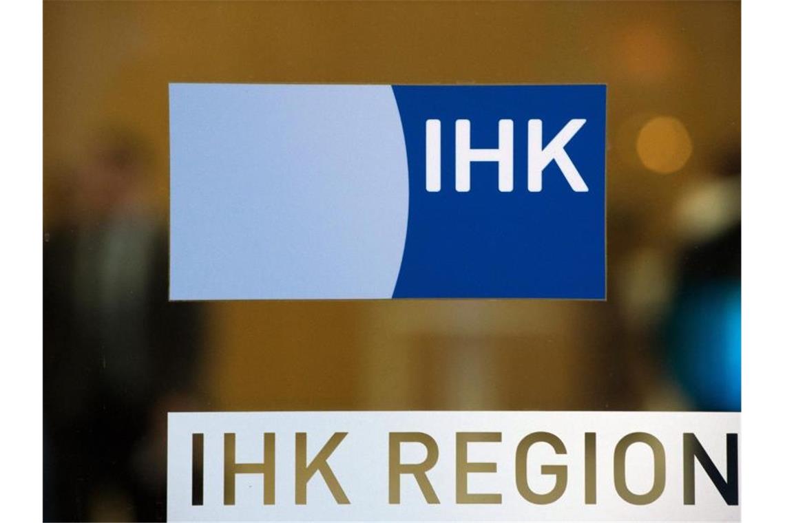 Das Logo der Industrie- und Handelskammer (IHK) Region Stuttgart, aufgenommen am Hauptgebäude der IHK. Foto: Marijan Murat/Archivbild
