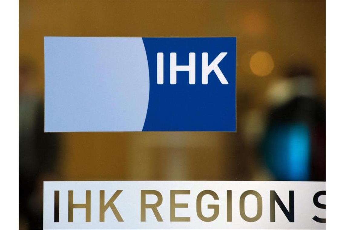 Das Logo der Industrie- und Handelskammer (IHK) Region Stuttgart, aufgenommen am Hauptgebäude der IHK. Foto: Marijan Murat/Archivbild