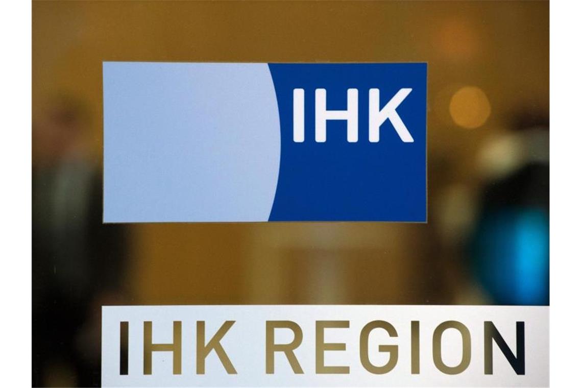 Das Logo der Industrie- und Handelskammer (IHK) Region Stuttgart, aufgenommen am Hauptgebäude der IHK. Foto: Marijan Murat/dpa/Archiv