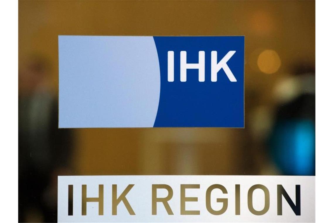 Das Logo der Industrie- und Handelskammer (IHK) Region Stuttgart am Hauptgebäude der IHK. Foto: Marijan Murat/dpa/Archivbild