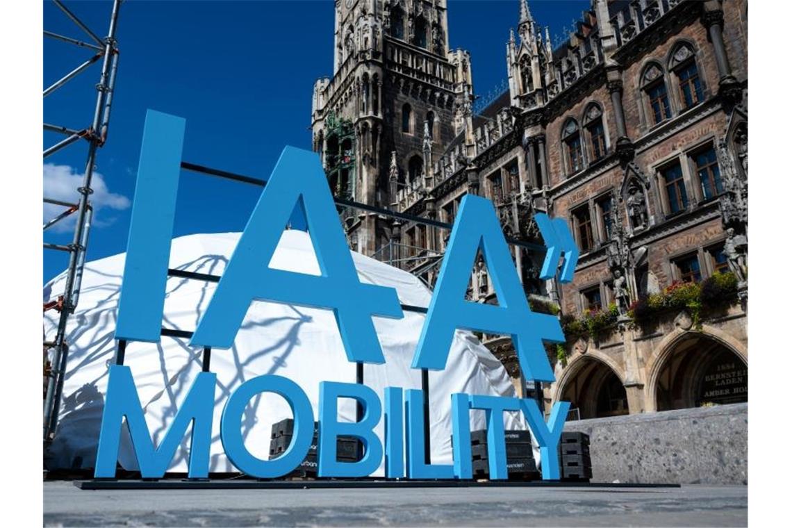 Das Logo der Internationalen Automobil-Ausstellung (IAA Mobility) auf dem Münchner Marienplatz. Foto: Sven Hoppe/dpa