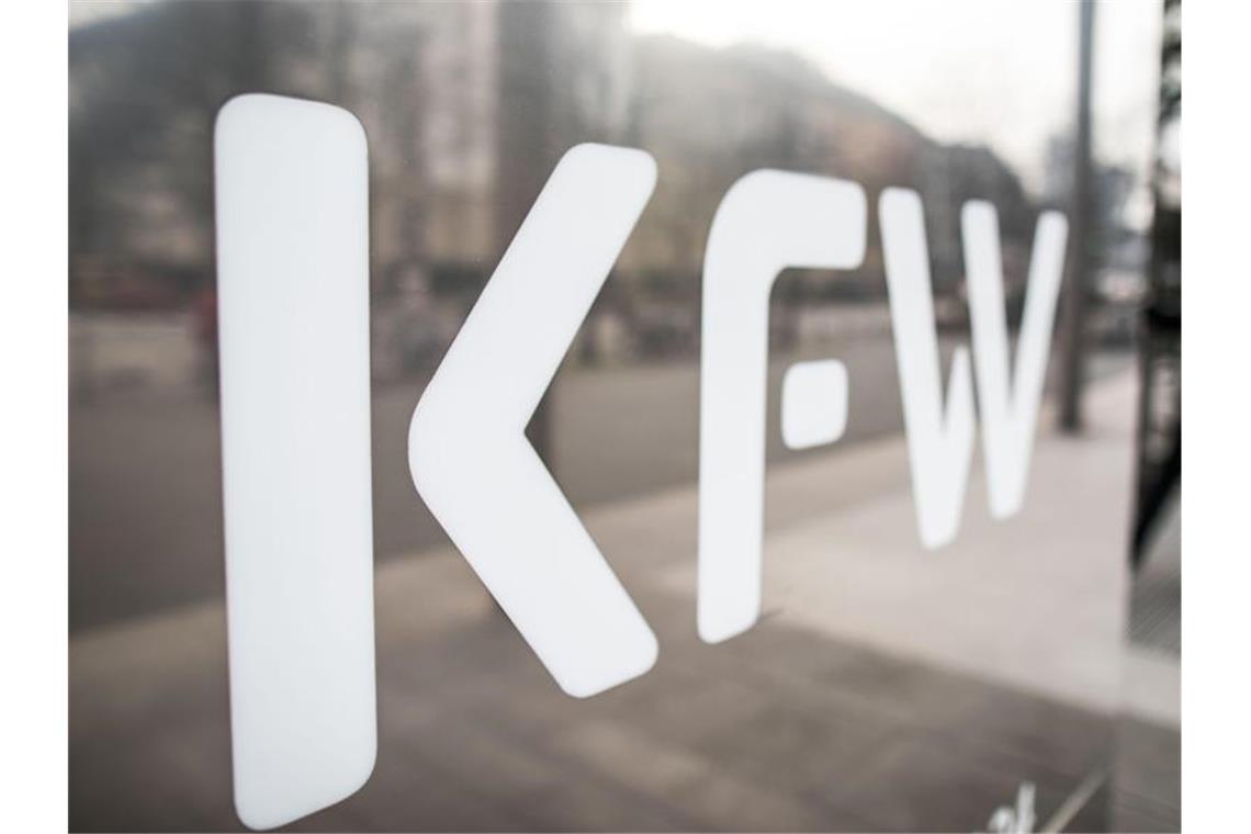 Das Logo der KfW an der Zentrale der KfW Bankengruppe. (Symbolbild). Foto: Frank Rumpenhorst/dpa