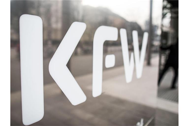 Das Logo der KfW an der Zentrale der KfW Bankengruppe. Foto: Frank Rumpenhorst/dpa/archivbild