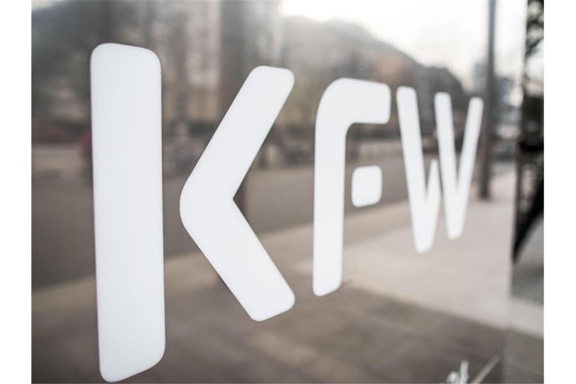 KfW-Förderkredite werden günstiger Das Logo der KfW an der Zentrale der KfW-Bankengruppe in Frankfurt am Main. Foto: Frank Rumpenhorst/dpa