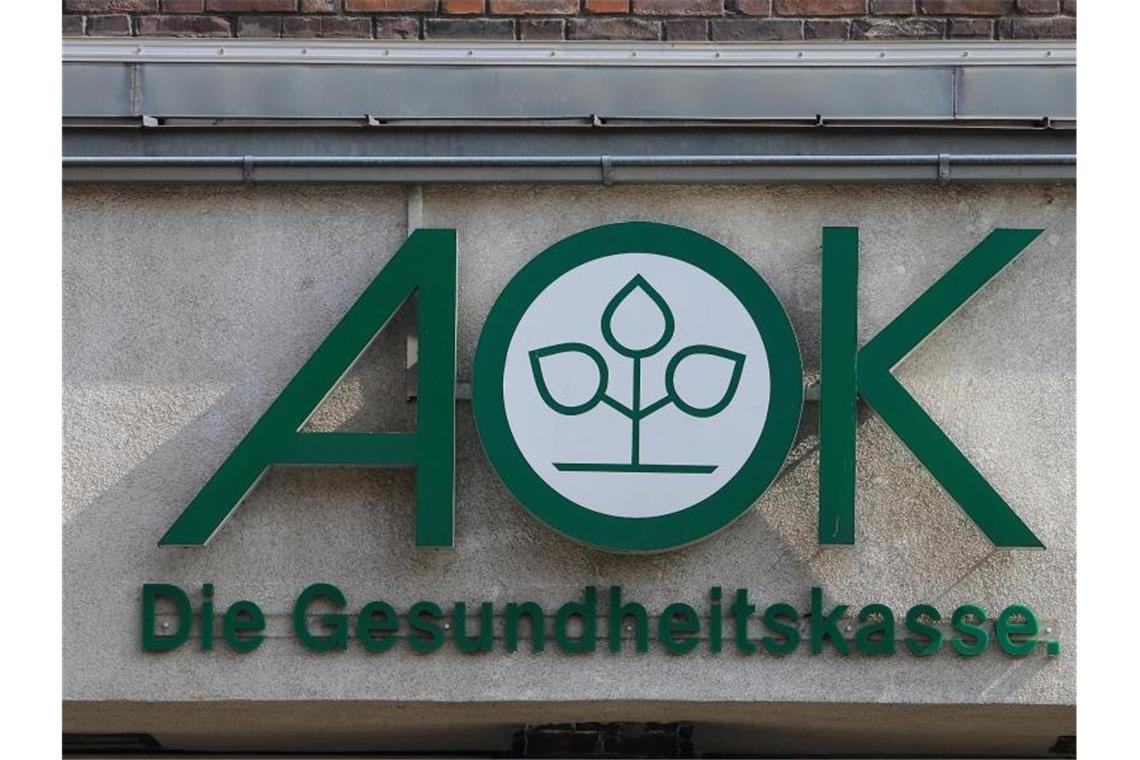 Rabattverträge: AOK verstärkt Vorgabe für Medikamentenvorrat Das Logo der Krankenkasse AOK, aufgenommen am Hauptgebäude der AOK Sachsen-Anhalt. Foto: Jens Wolf/dpa-Zentralbild/dpa/Archiv