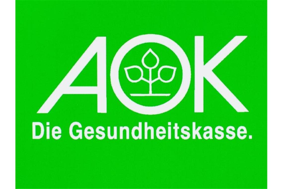 Das Logo der Krankenkasse "AOK - Die Gesundheitskasse" ist zu sehen. Foto: Patrick Pleul/Archiv