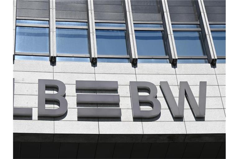 Das Logo der Landesbank Baden-Württemberg LB BW ist an der Hauptverwaltung in Stuttgart angebracht. Foto: Bernd Weißbrod/dpa