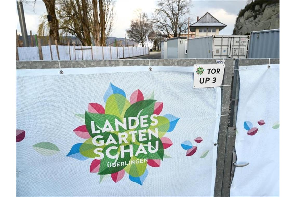 Landesgartenschau Überlingen startet am 30. April Das Logo der Landesgartenschau auf einem Tor. Foto: Felix Kästle/dpa