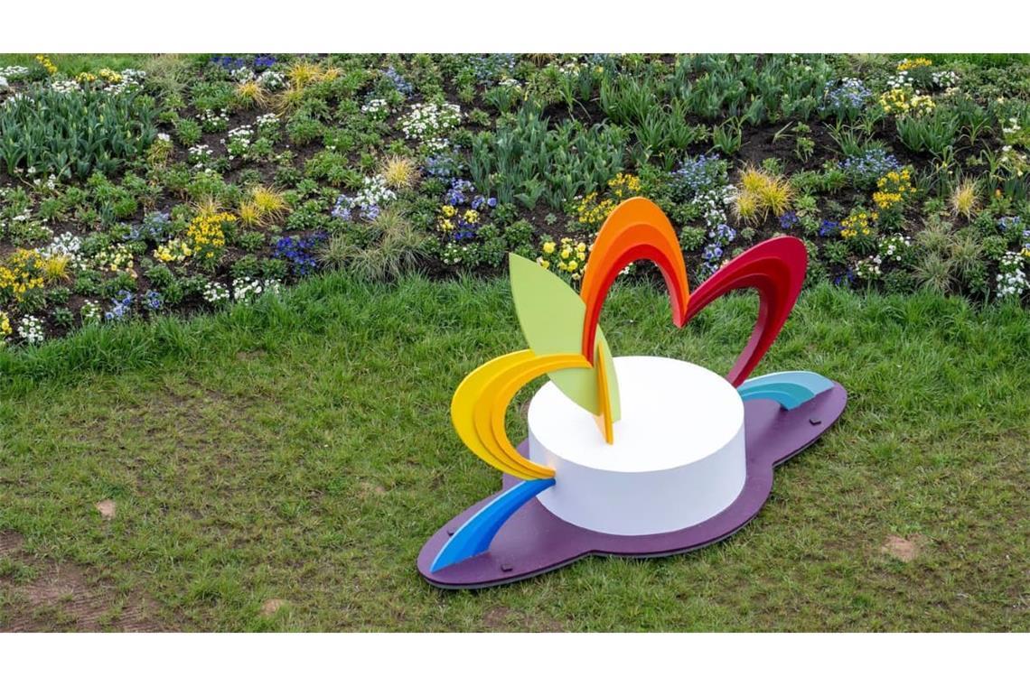 Das Logo der Landesgartenschau steht inmitten blühender Blumen.
